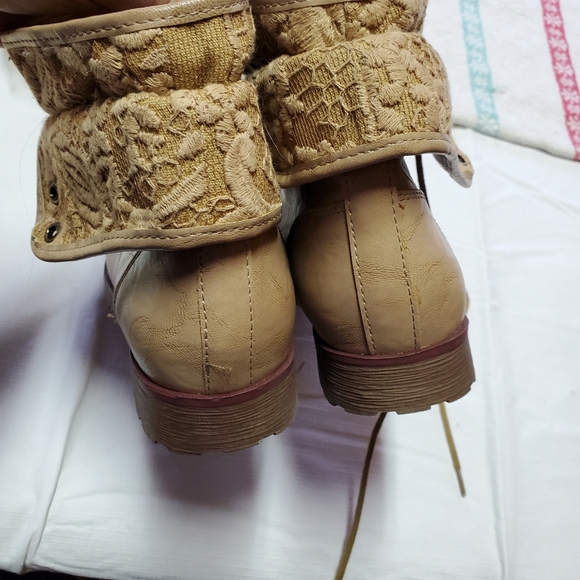 Boots - Picture 4 of 4